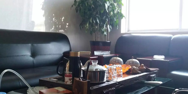 响应式布局改造的核心是灵活性和适应性，通过结合媒体查询、弹性布局、网格布局、相对单位等技术，可以使网站或应用在不同设 备上提供一致的用户体验。在实际开发中，可以根据项目需求选择合适的技术组合。 简单项目：使用媒体查询和相对单位。 复杂项目：结合Flexbox、Grid和CSS框架。 移动端优先：采用移动优先设计原则。 通过系统化的改造，可以显著提升网站或应用的可用性和用户满意度。.jpg